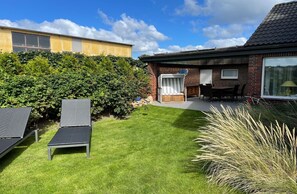 Outdoor dining - Spacious vacation apartment in a central location with garden and covered terrace. (Sylt)