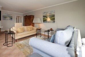 TV, fireplace - Spacious vacation apartment in a central location with garden and covered terrace. (Sylt)