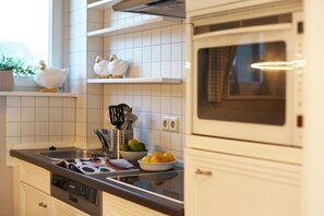Fridge, microwave, stovetop, dishwasher - Bright first floor apartment with terrace close to the beach in Westerland. - (Sylt)