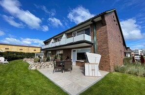 Outdoor dining - Bright first floor apartment with terrace close to the beach in Westerland. - (Sylt)