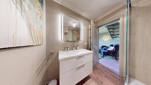 Dusj, hårføner og håndklær