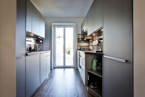 Een koelkast, een microgolfoven, een oven, een kookplaat