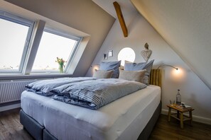 4 bedrooms, iron/ironing board, WiFi - Meerzeit - Moderne Haushälfte mit Umzäuntem Garten für bis zu 8 Personen mit Hund (Hörnum (Sylt))