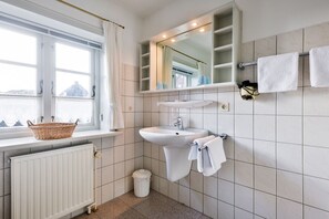 Shower, hair dryer, towels - Hell Ausgestattete Wohnung im Herzen von Hörnum für bis zu Drei Personen. - Snetjers Hüs (Hörnum (Sylt))