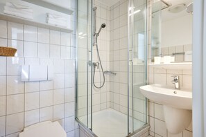 Douche, sèche-cheveux, serviettes fournies