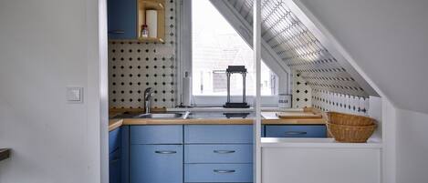 Kjøleskap, mikrobølgeovn, kokeplater og oppvaskmaskin