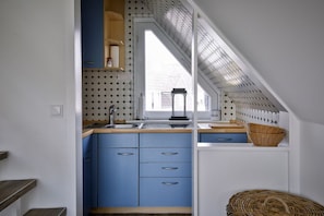 Fridge, microwave, stovetop, dishwasher