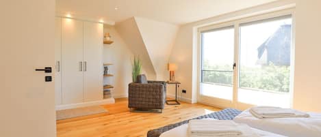 4 bedrooms, desk, iron/ironing board, WiFi