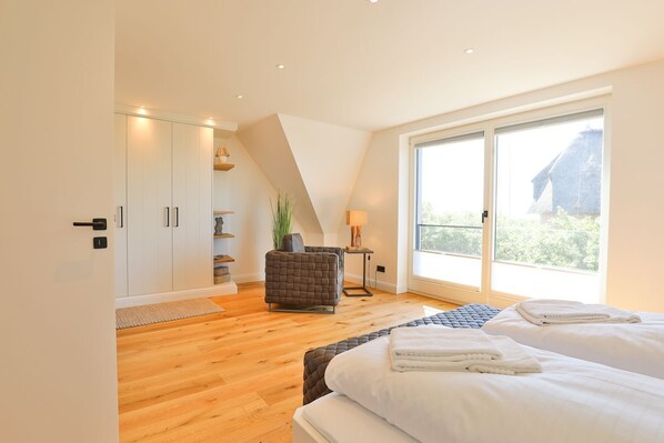 4 bedrooms, desk, iron/ironing board, WiFi