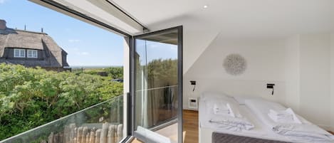 4 habitaciones, escritorio, tabla de planchar con plancha y wifi