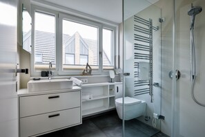 Shower, hair dryer, towels