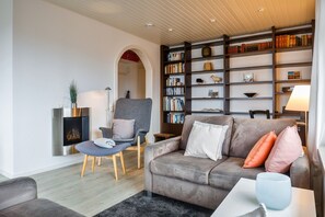 Unclassified image, 4 of 17, button