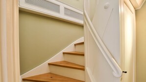 Eine Treppe mit Holzdielen und weißen Wänden.