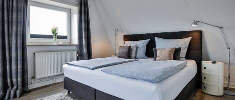 3 bedrooms, in-room safe, desk, iron/ironing board