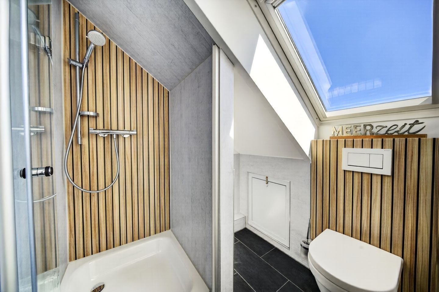 Douche, sèche-cheveux, serviettes fournies