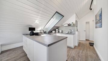 Kjøleskap, ovn, kokeplater og oppvaskmaskin