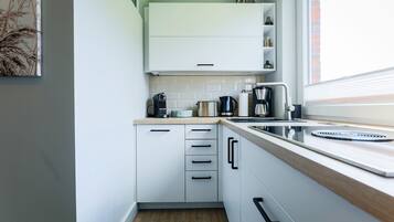 Wasserkocher mit Kaffee-/Teezubehör, Kühlschrank, Ofen, Herdplatte