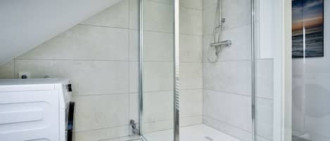 Regadera, secadora de cabello, toallas