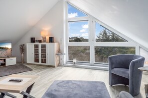 Unclassified image, 5 of 17, button