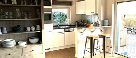 冷蔵庫、オーブン、コンロ、食器洗い機