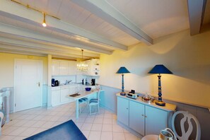 Réfrigérateur, four à micro-ondes, surface de cuisson, lave-vaisselle