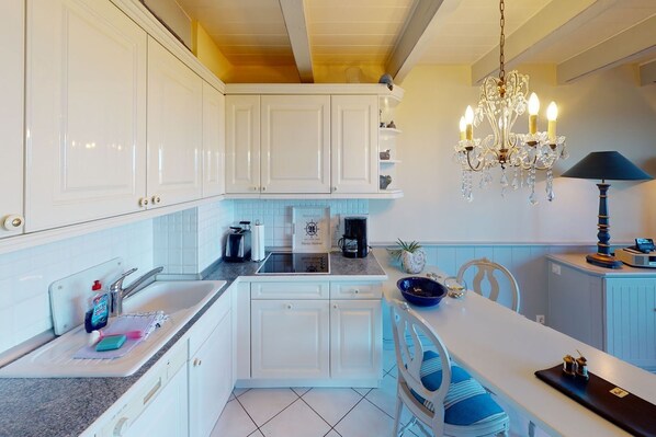 Frigorifero, microonde, piano cottura, lavastoviglie