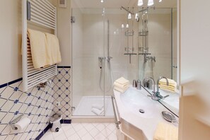 Regadera, secadora de cabello, toallas 