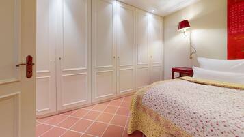 2 chambres, fer et planche à repasser, Wi-Fi, draps fournis