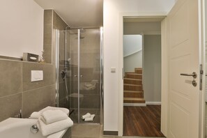 Suihku, hiustenkuivaaja, pyyhkeet