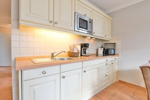 Kjøleskap, mikrobølgeovn, kokeplater og oppvaskmaskin