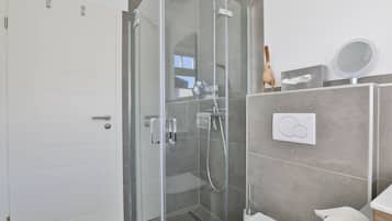 Dusche, Haartrockner, Handtücher