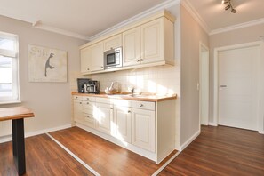 Réfrigérateur, micro-ondes, plaque de cuisson, lave-vaisselle