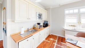 Kjøleskap, mikrobølgeovn, kokeplater og oppvaskmaskin