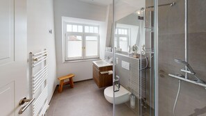 Een douche, een haardroger, handdoeken