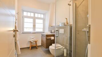 Dusche, Haartrockner, Handtücher