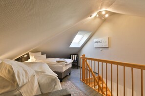 2 bedrooms, iron/ironing board, WiFi