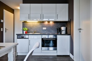 Fridge, oven, stovetop, dishwasher