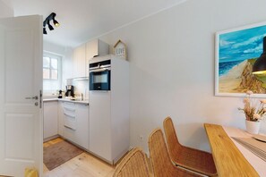 Kylskåp, mikrovågsugn, ugn och spishäll