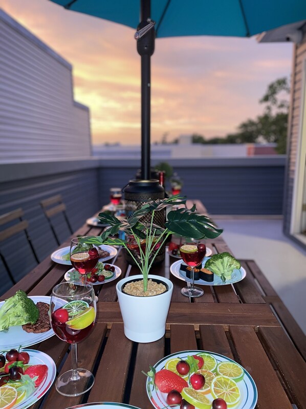 Outdoor dining - THE ROOFTOP OASIS (Philadelphia)