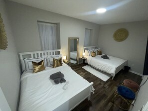 2 bedrooms, desk, iron/ironing board, travel cot - THE ROOFTOP OASIS (Philadelphia)