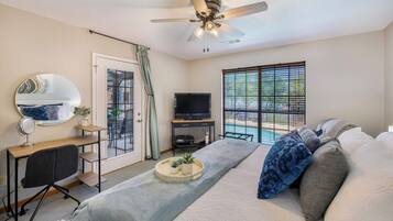 3 habitaciones, escritorio y tabla de planchar con plancha