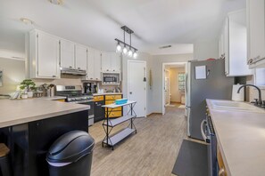 Fridge, microwave, stovetop, dishwasher