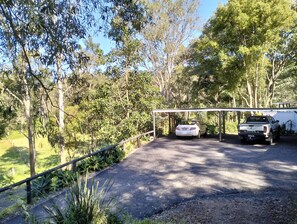 المنطقة المحيطة بالمنشأة