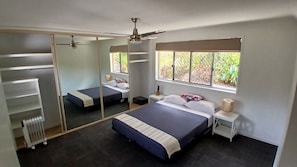 4 عدّة غرف نوم وخزنة داخل الغرفة ومكتب ومكواة/لوح كي