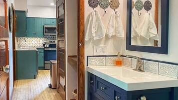 Fridge, oven, stovetop, coffee/tea maker