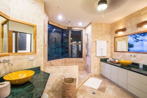 Ducha, secador de pelo, toallas