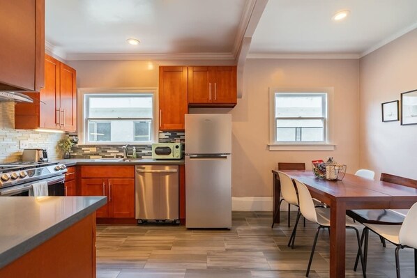 Refrigerador, microondas, horno, placa de cocina