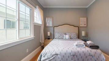 2 soverom, strykejern/-brett, reiseseng for barn og wi-fi