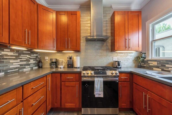 Frigorifero, microonde, forno, piano cottura