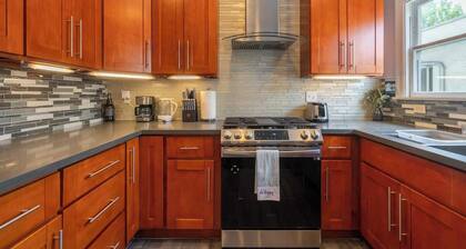 Oak Manor - Chic & Stylish 2BR Apartment Retreat